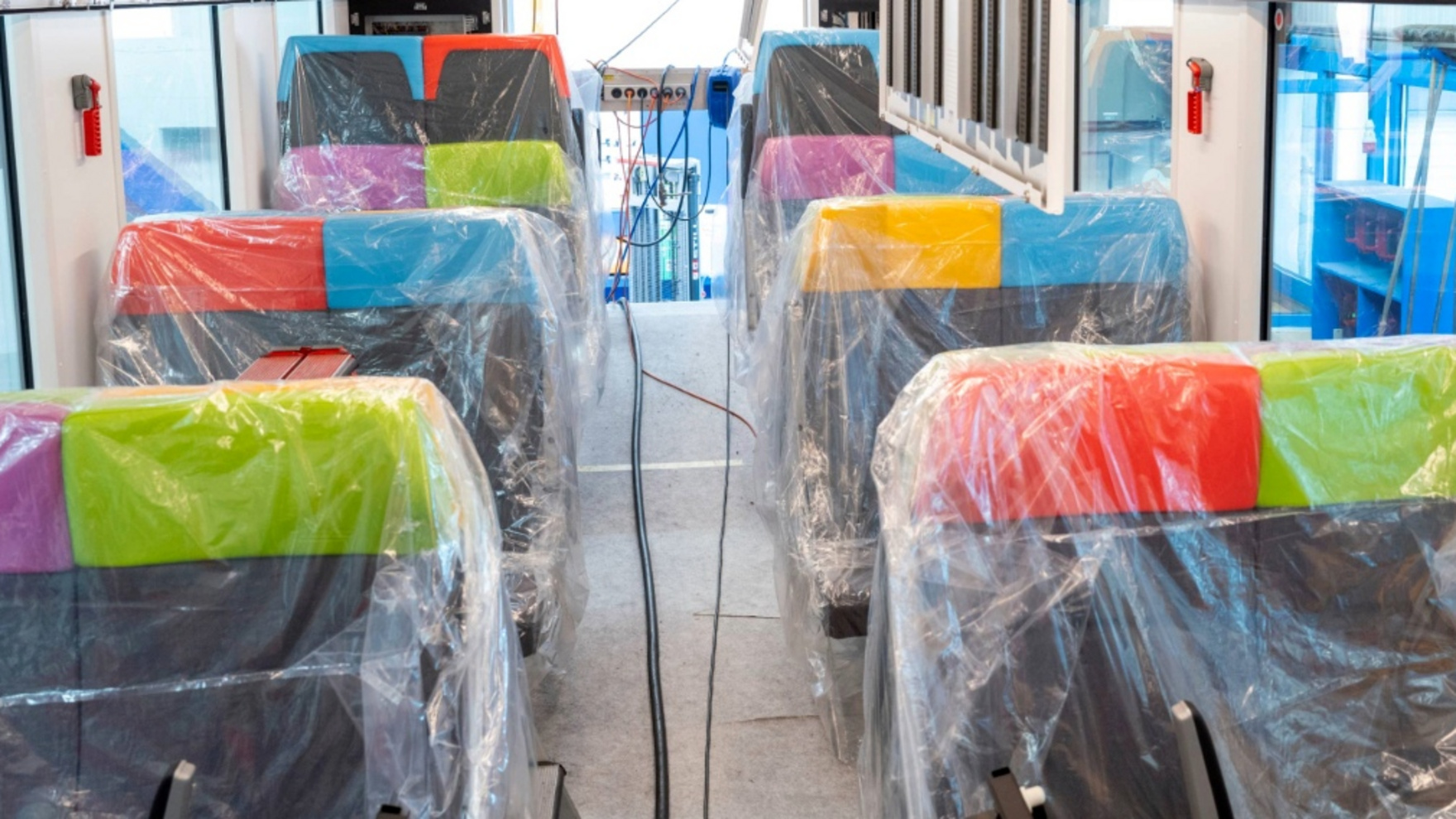 Farbige Sitze der neuen Thurbo Zügen noch verpackt in Plastik.