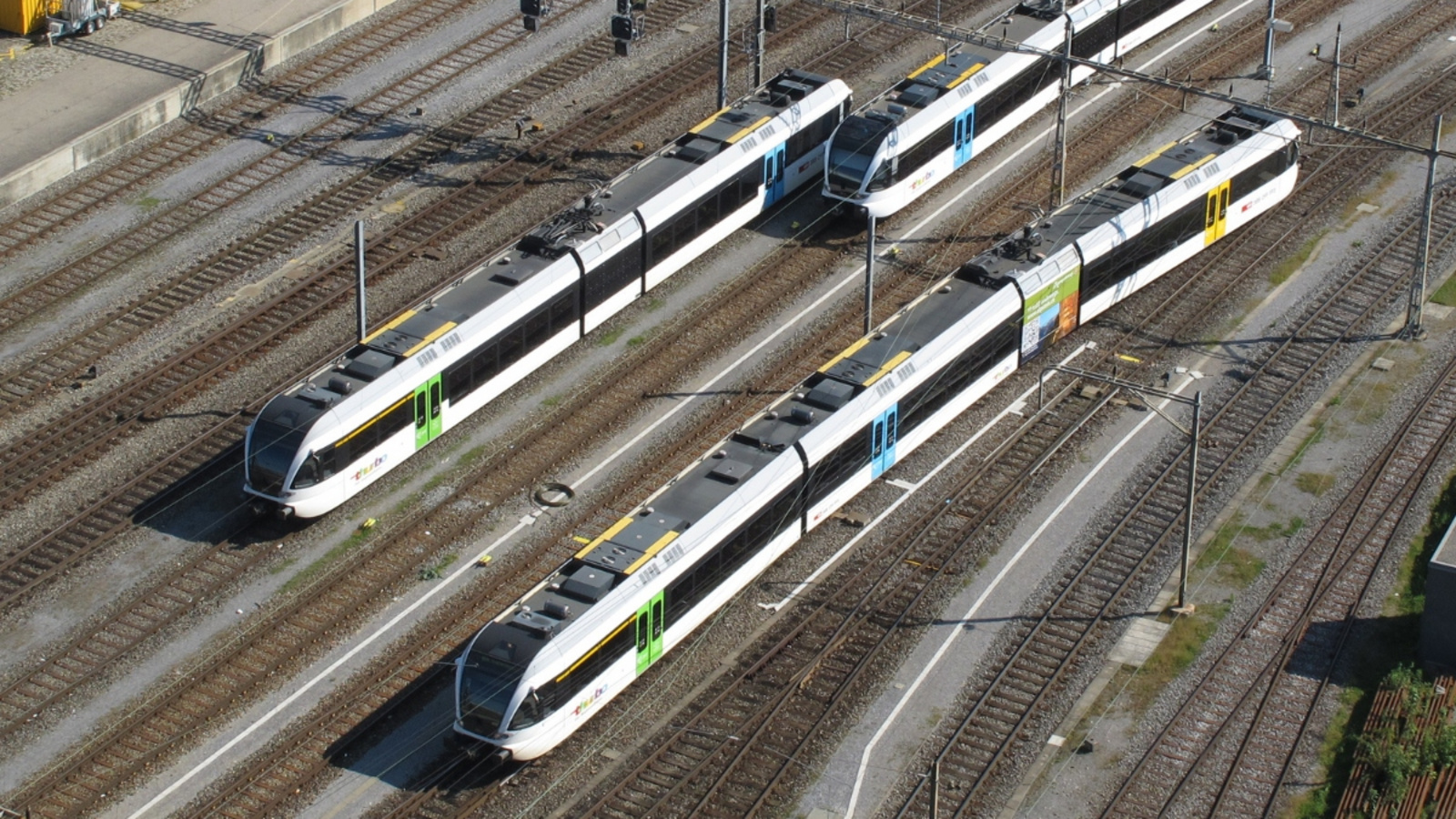 Drei GTW von Thurbo aus der Vogelperspektive am Bahnhof Wil.