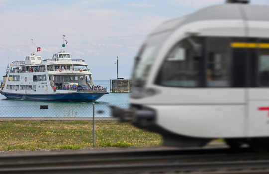 Thurbo Zug fährt vorbei und im Hintergrund Fähre Richtung Friedrichshafen.