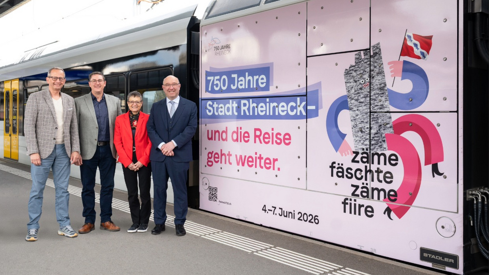 Vertreter:innen der Stadt Rheineck, der SBB, Thurbo und des Kantons St.Gallen vor dem Motorblock Sujet anlässlich des Jubiläums 750 Jahre Stadtrecht Rheineck.
