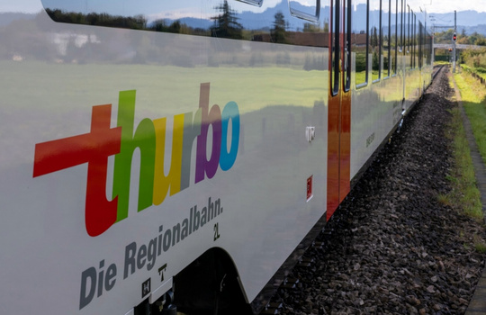 Bildaufnahme aus dem Führerstand nach aussen im neuen Thurbo Zug mit Thurbo Logo