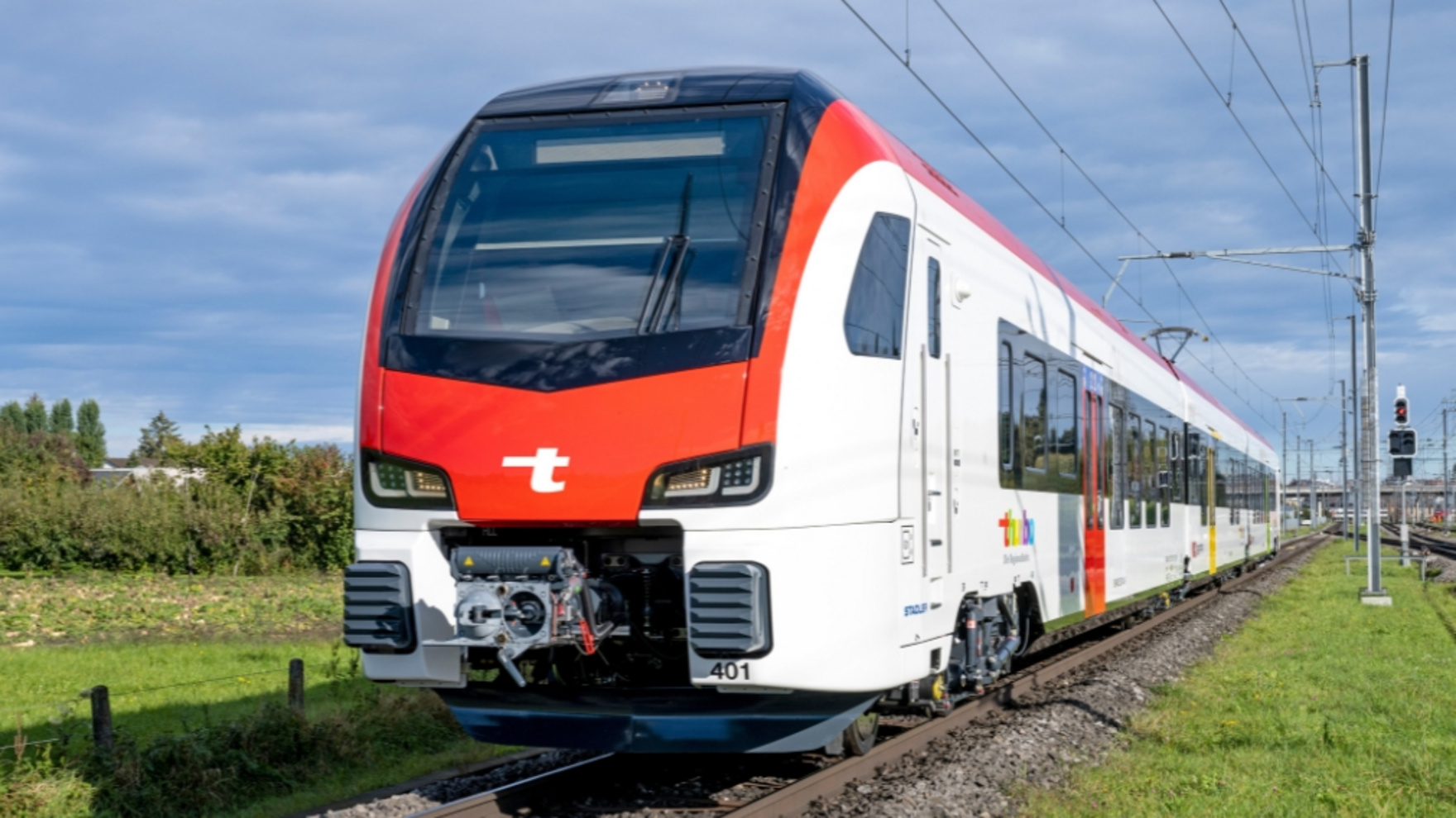 Erste Probefahrt eines neuen Thurbo Flirt Evo Zuges draussen auf den Schienen.