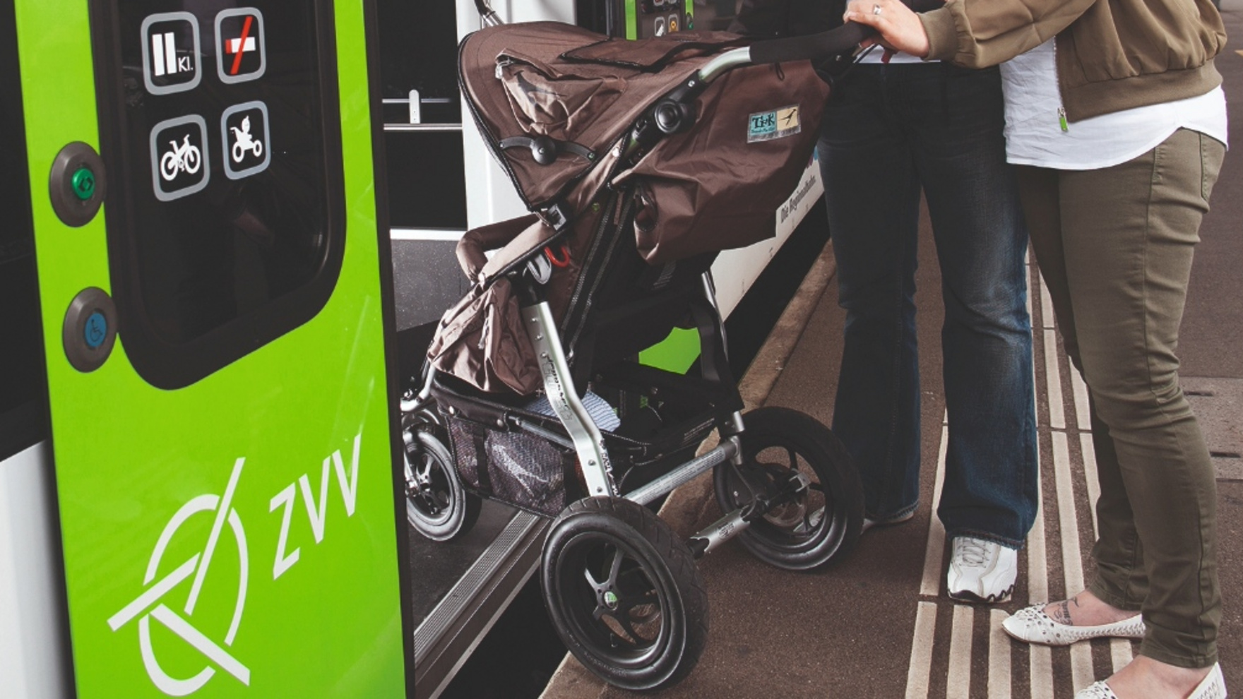 Menschen steigen mit Kinderwagen einfach und stufenlos in einen Thurbo Zug ein.