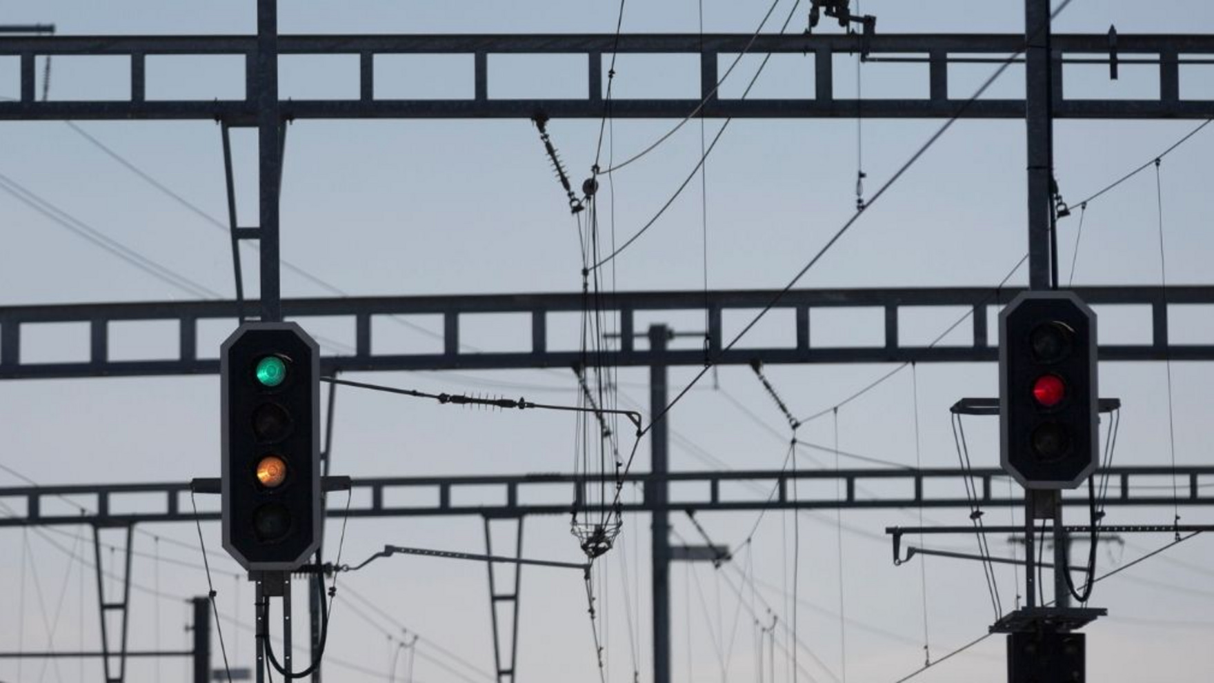 Fahrleitungen und zwei Ampeln.
