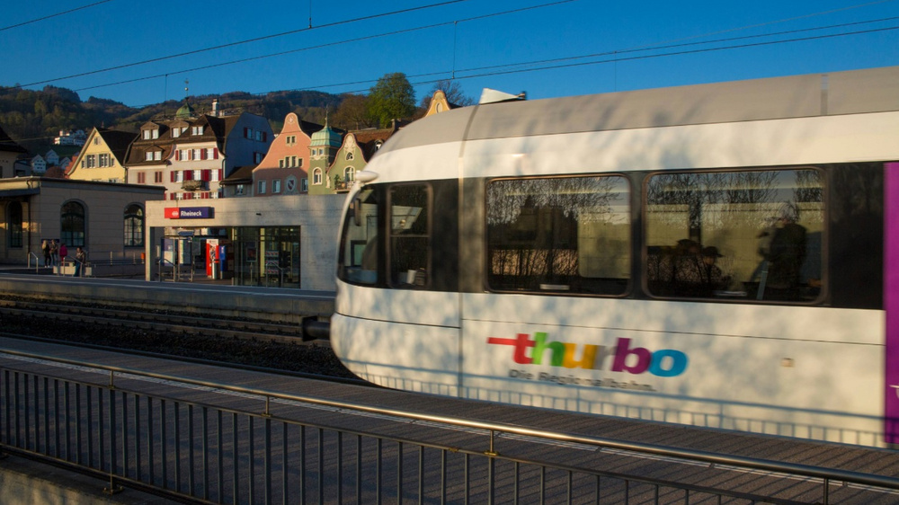Thurbo Zug im Bahnhof von Rheineck.