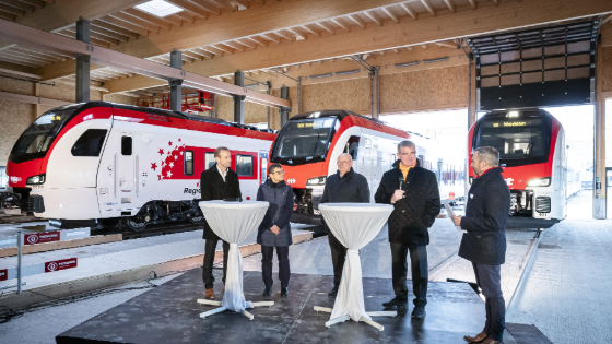 Vorstellung der neuen Flirt Evo Zügen der RegioAlp, SBB und Thurbo mit Gesprächspodium und vier Personen am diskutieren.