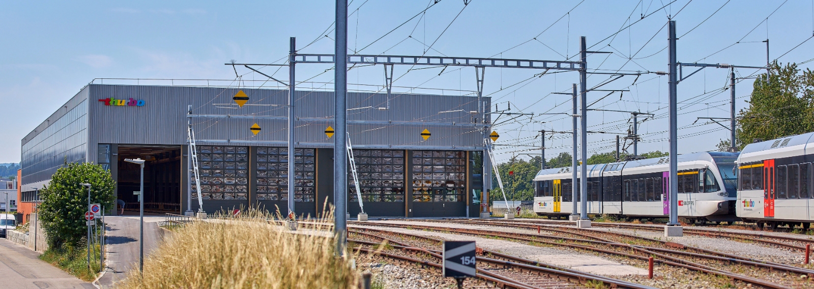 Die fertige Thurbo Serviceanlage am Bahnhof Weinfelden frontal fotografiert.
