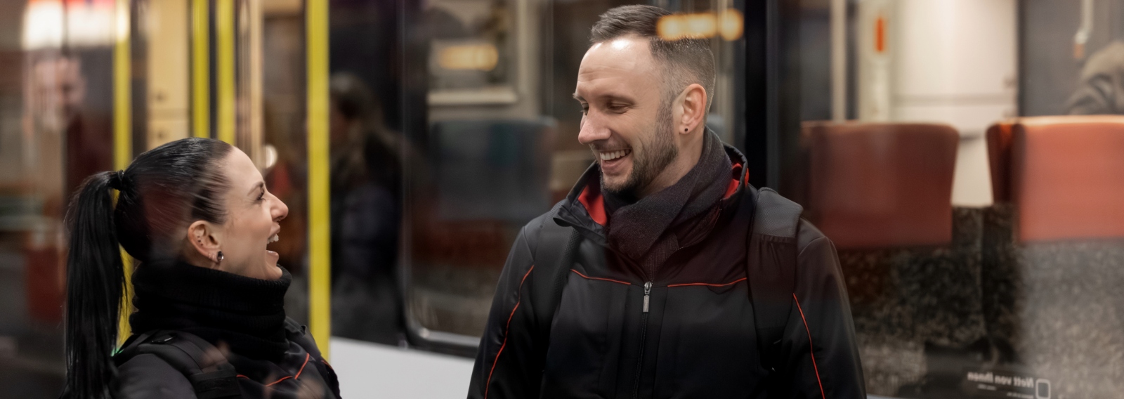 Eine Lokführerin und ein Lokführer stehen vor einem Thurbo Zug.