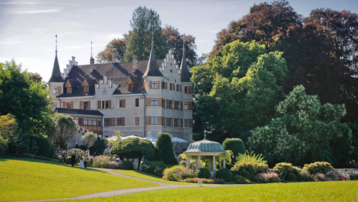 Schloss Seeburgpark in Kreuzlingen eingebetten im Wald
