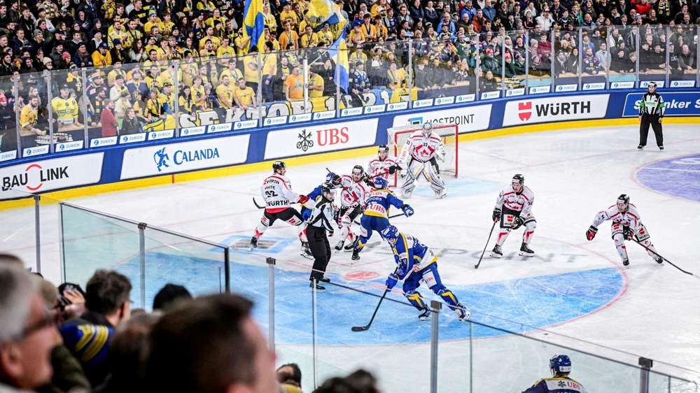 Eishockeyspieler am Spengler Cup in Davos mit Publikum.